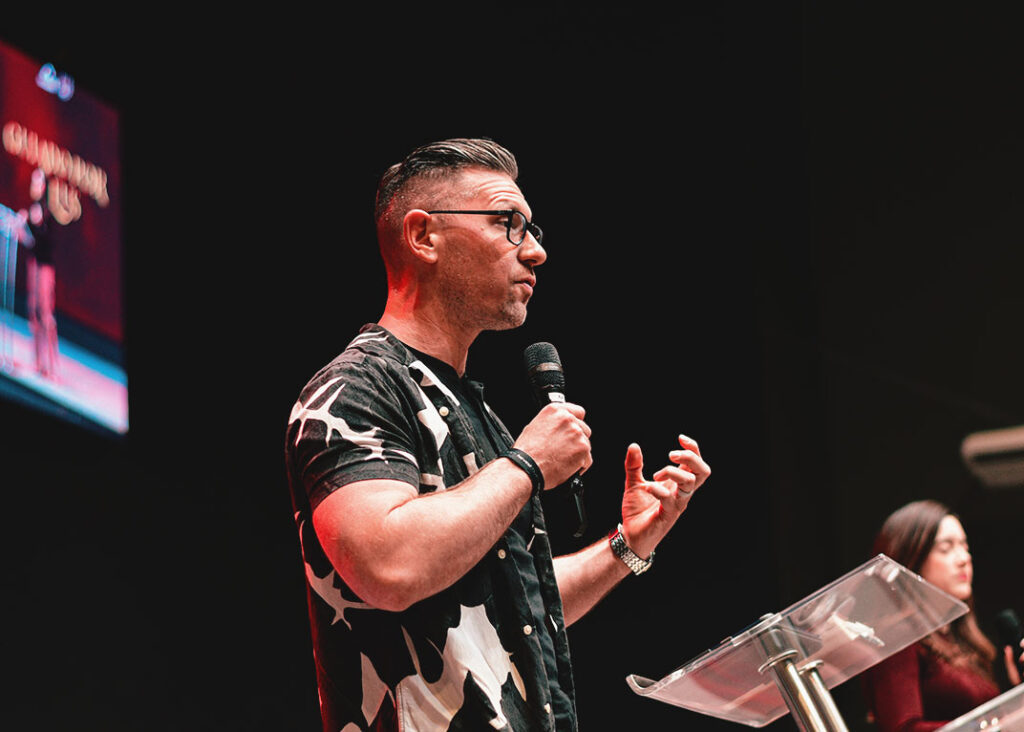 Brad Spangler - Público e ministros adorando a Deus durante o evento Explosão da Palavra no Centro de Treinamento Bíblico Rhema