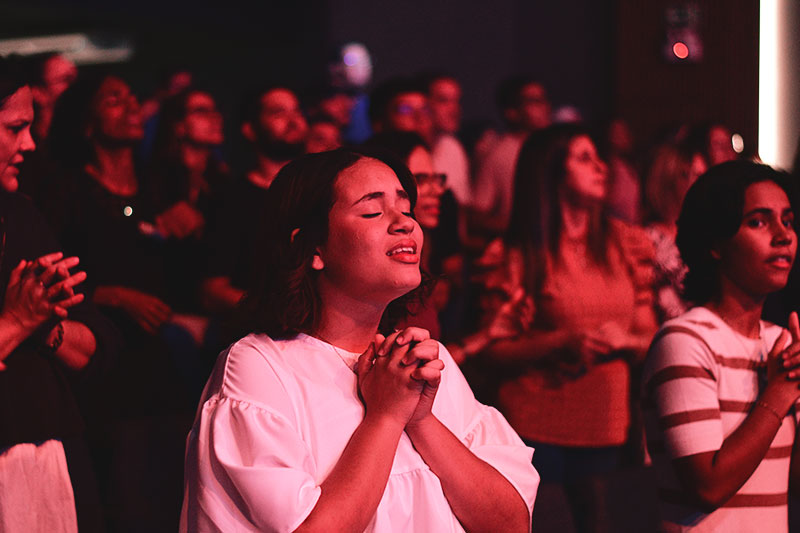 Timo-Anzalone - Público e ministros adorando a Deus durante o evento Explosão da Palavra no Centro de Treinamento Bíblico Rhema