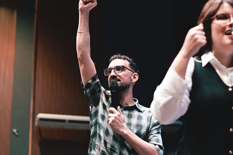 Timo-Anzalone - Público e ministros adorando a Deus durante o evento Explosão da Palavra no Centro de Treinamento Bíblico Rhema
