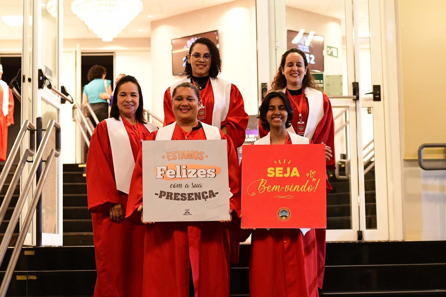 Público e ministros adorando a Deus durante o evento Explosão da Palavra no Centro de Treinamento Bíblico Rhema