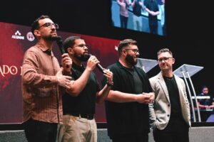 Público e ministros adorando a Deus durante o evento Explosão da Palavra no Centro de Treinamento Bíblico Rhema