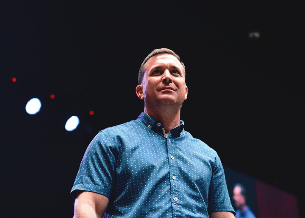 Darren Wray - Público e ministros adorando a Deus durante o evento Explosão da Palavra no Centro de Treinamento Bíblico Rhema