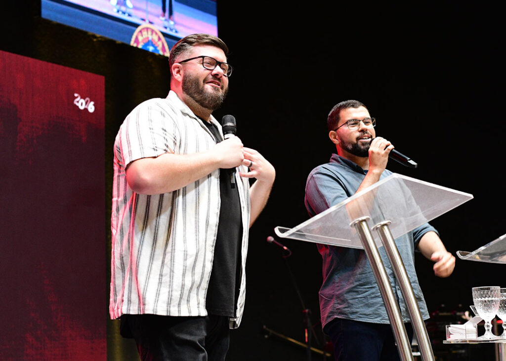 Joshua Egts - Público e ministros adorando a Deus durante o evento Explosão da Palavra no Centro de Treinamento Bíblico Rhema
