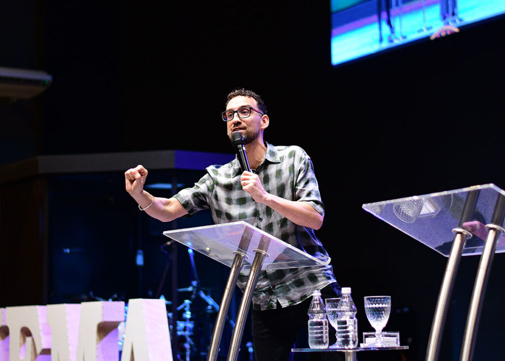 Timo-Anzalone - Público e ministros adorando a Deus durante o evento Explosão da Palavra no Centro de Treinamento Bíblico Rhema