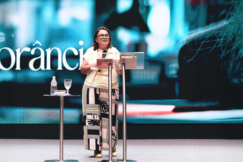 A ignorância pode nos destruir: Bíblia sagrada aberta representando o poder da Palavra de Deus