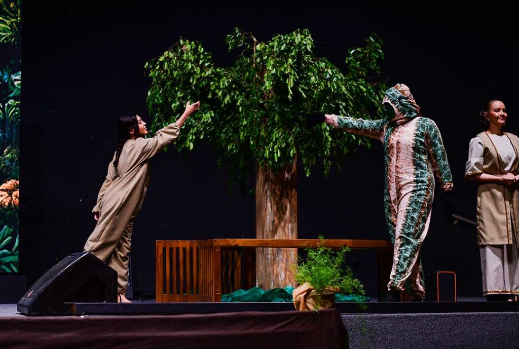 Ilustração de três árvores representando o plano da redenção: a árvore do Éden, a cruz de Cristo e a árvore da vida.