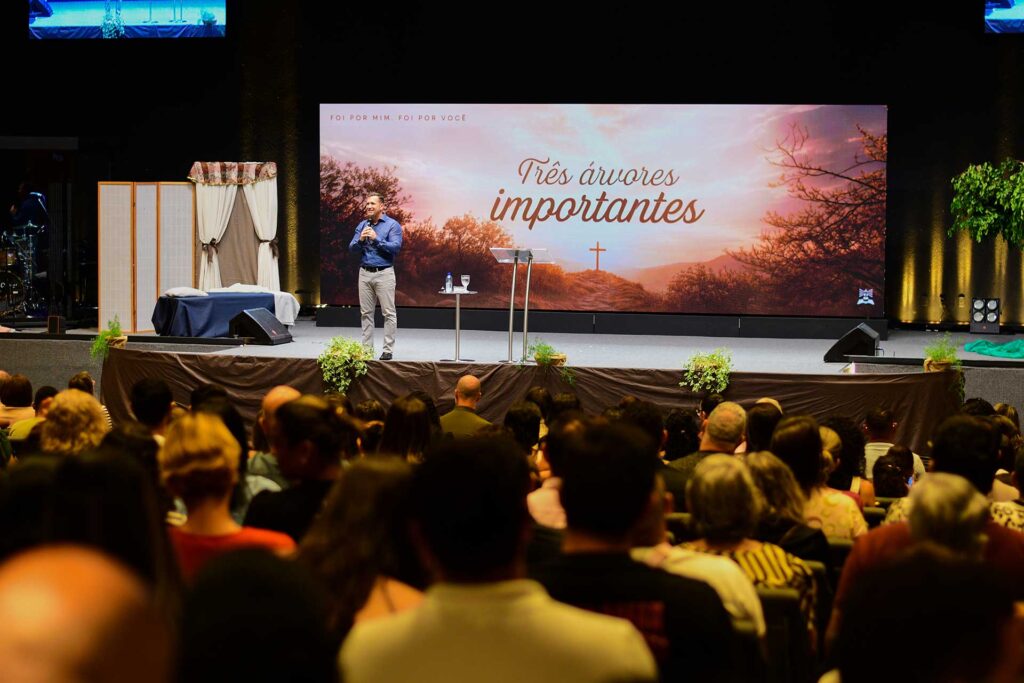 Ilustração de três árvores representando o plano da redenção: a árvore do Éden, a cruz de Cristo e a árvore da vida.